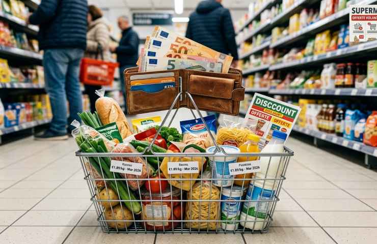Cestino spesa pieno e portafoglio con banconote Euro in supermercato. Offerte volantini marzo 2026, risparmio e spesa discount.