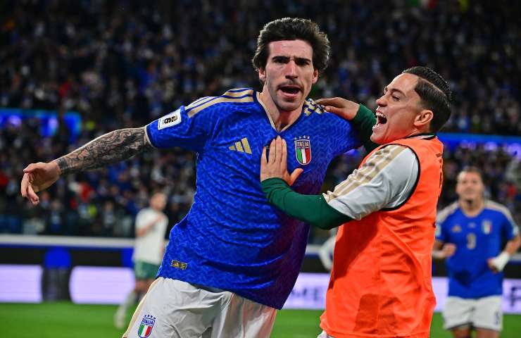 Sandro Tonali esulta con Giacomo Raspadori dopo il suo gol in Italia-Irlanda del Nordo.