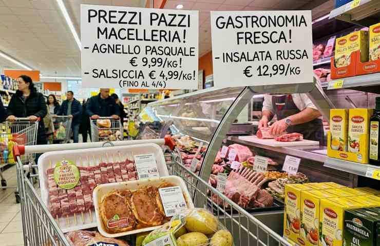 Offerte macelleria Pasqua 2026: agnello, salsiccia e arrosticini in sconto nel carrello della spesa tra le corsie del supermercato.