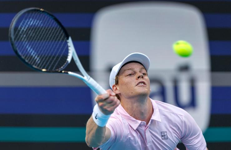 Jannik Sinner colpisce la pallina da tennis in volée con la mano destra.