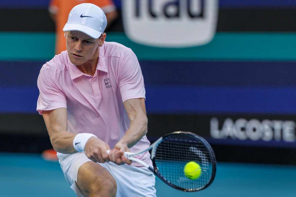 Jannik Sinner colpisce la pallina da tennis con un rovescio a doppie mani.