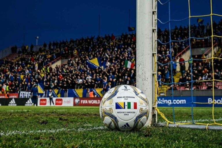 Pallone ufficiale Bosnia-Italia 31 marzo 2026 personalizzato per i playoff Mondiali sotto i riflettori dello stadio di Zenica.