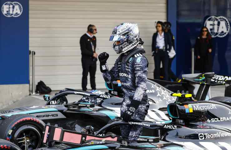 Andrea Kimi Antonelli esulta con il casco accanto alla sua Mercedes F1 W17