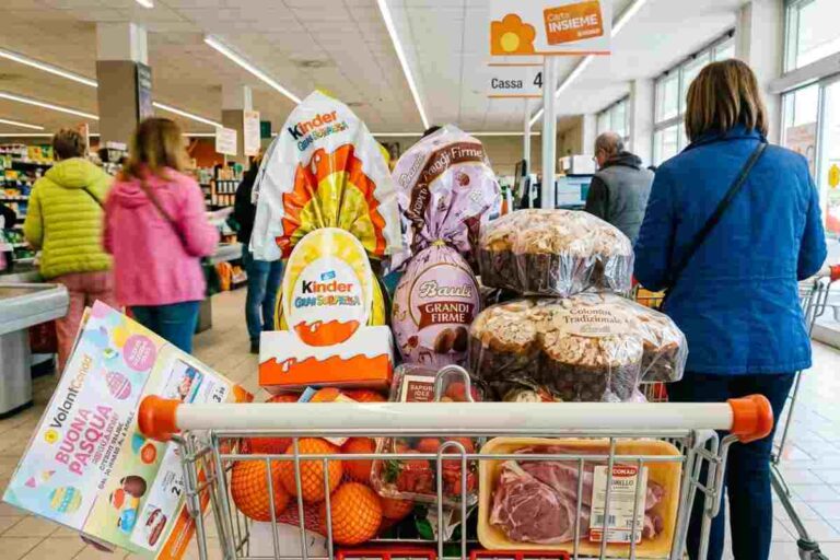 Spesa nel carrello Conad con uova Kinder Gran Sorpresa, colomba Bauli e offerte volantino Pasqua 2026.