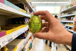 Uovo di Pasqua al cioccolato di Dubai confezionato in mano in un supermercato.